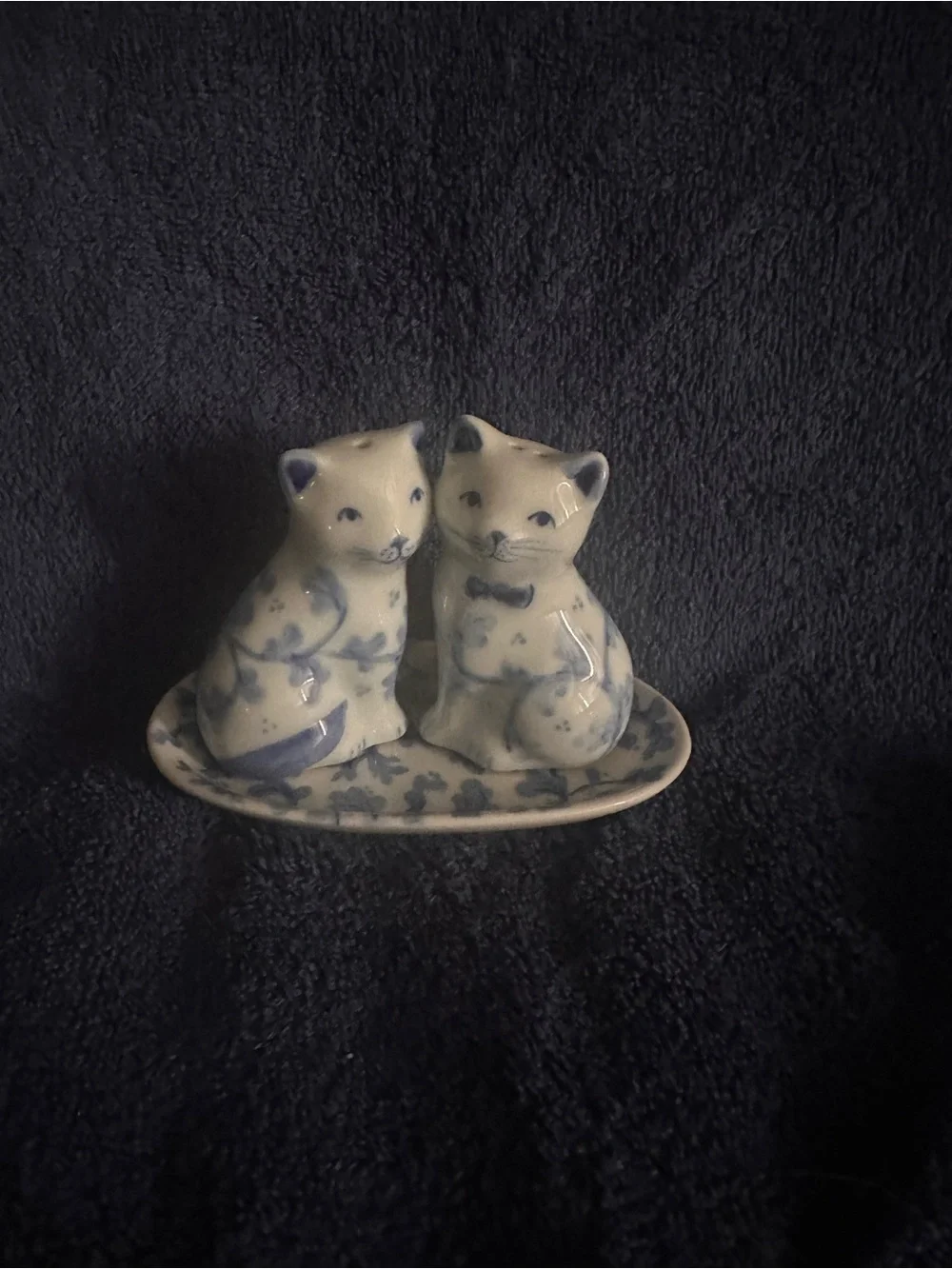 Vintage Andrea By Sadek Porcelain Cats Blue & White Salt/Pepper Shakers w/ Tray